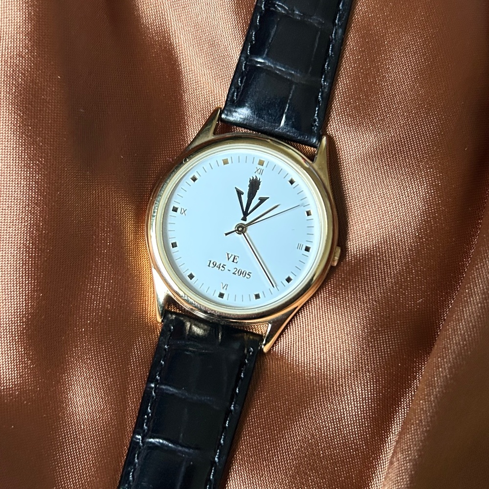 Classic Gold-Tone Men’s Dress Watch with Black Leather Strap